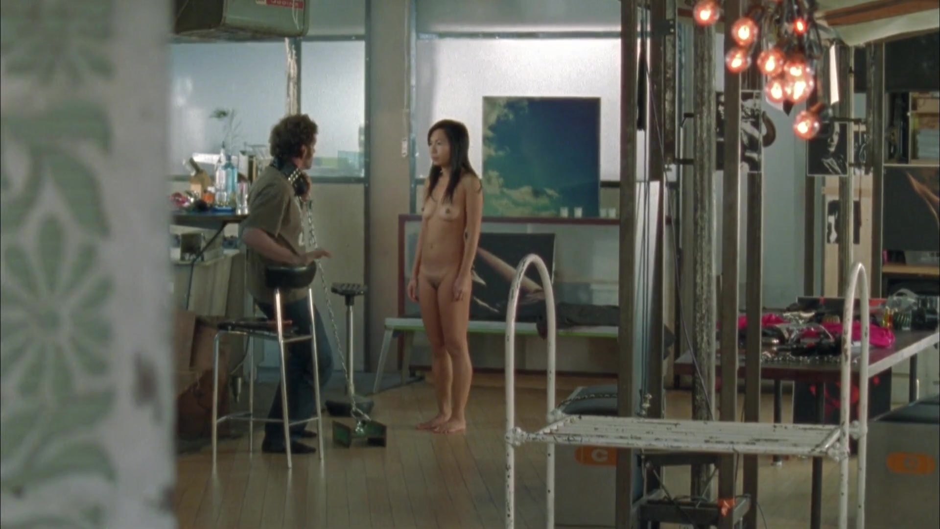 Stephanie Szostak Nude Scenes in “Une aventure New-Yorkaise” (2009) Featuring Vanessa Kai – Exclusive Photos & Info