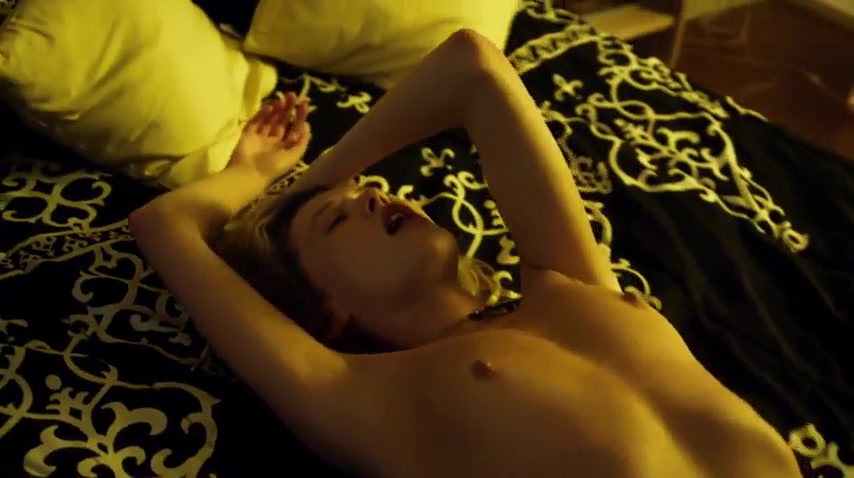 Chelsey Reist & Sharon Hinnendael Nude Scene – Embrace of the Vampire (2013) | Mainstream Erotic Movie Highlights