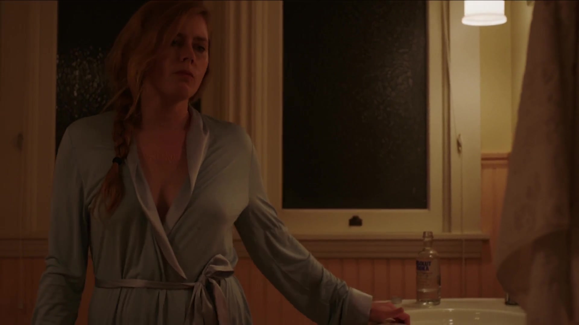 Sharp Objects Nude Scenes: Amy Adams in S01E01 (2018) – Exclusive Clips & Photos