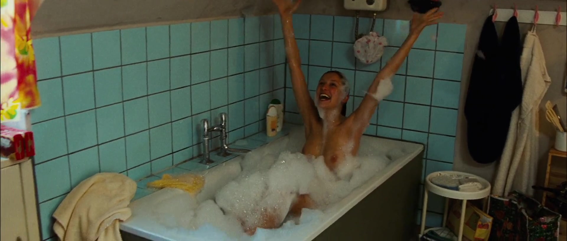 Alexandra Maria Lara Nude Scene in Der Fischer und seine Frau (2004) – Exclusive Photos & Clips