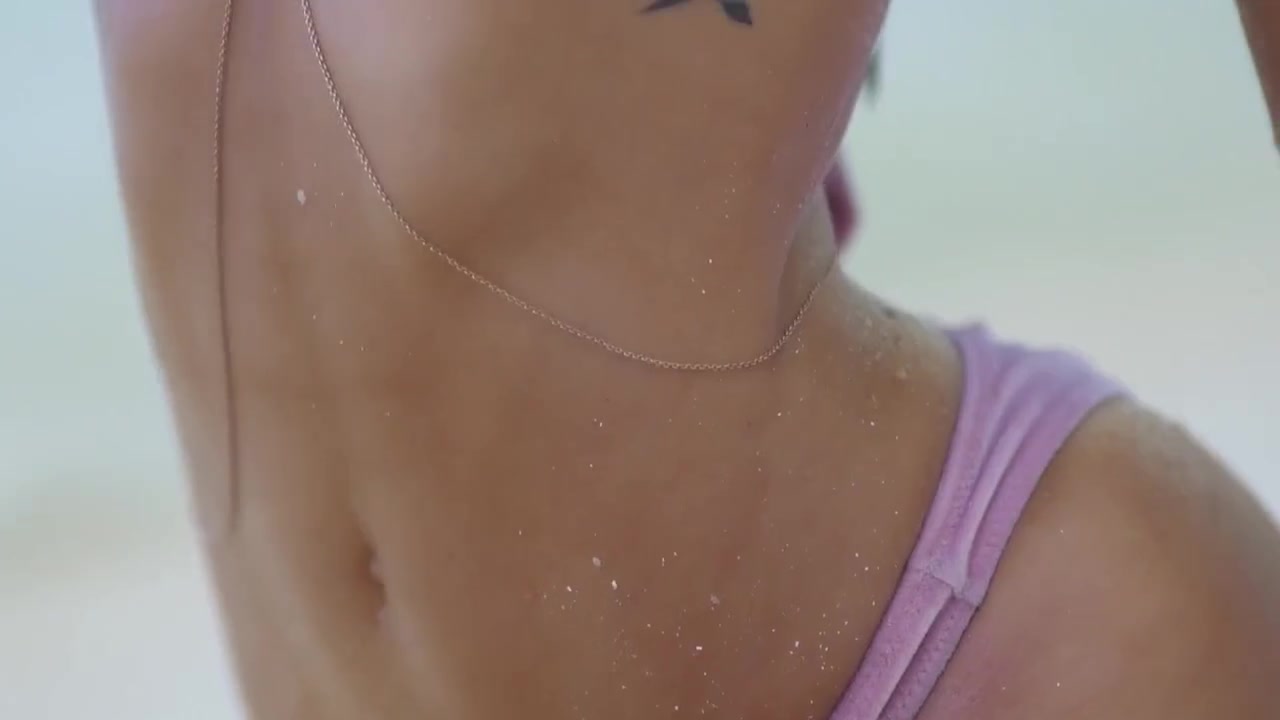 Alexis Ren Sexy Uncovered: 2018 Sports Illustrated Swimsuit Photos & Hot Scenes