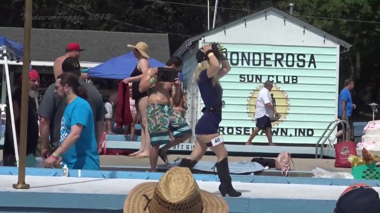 Nude Scene: Tiny Texie Showcases Her 3’6″ Petite Body at Nudes-a-Poppin 2019 | Famous Erotic Moments in Mainstream Cinema